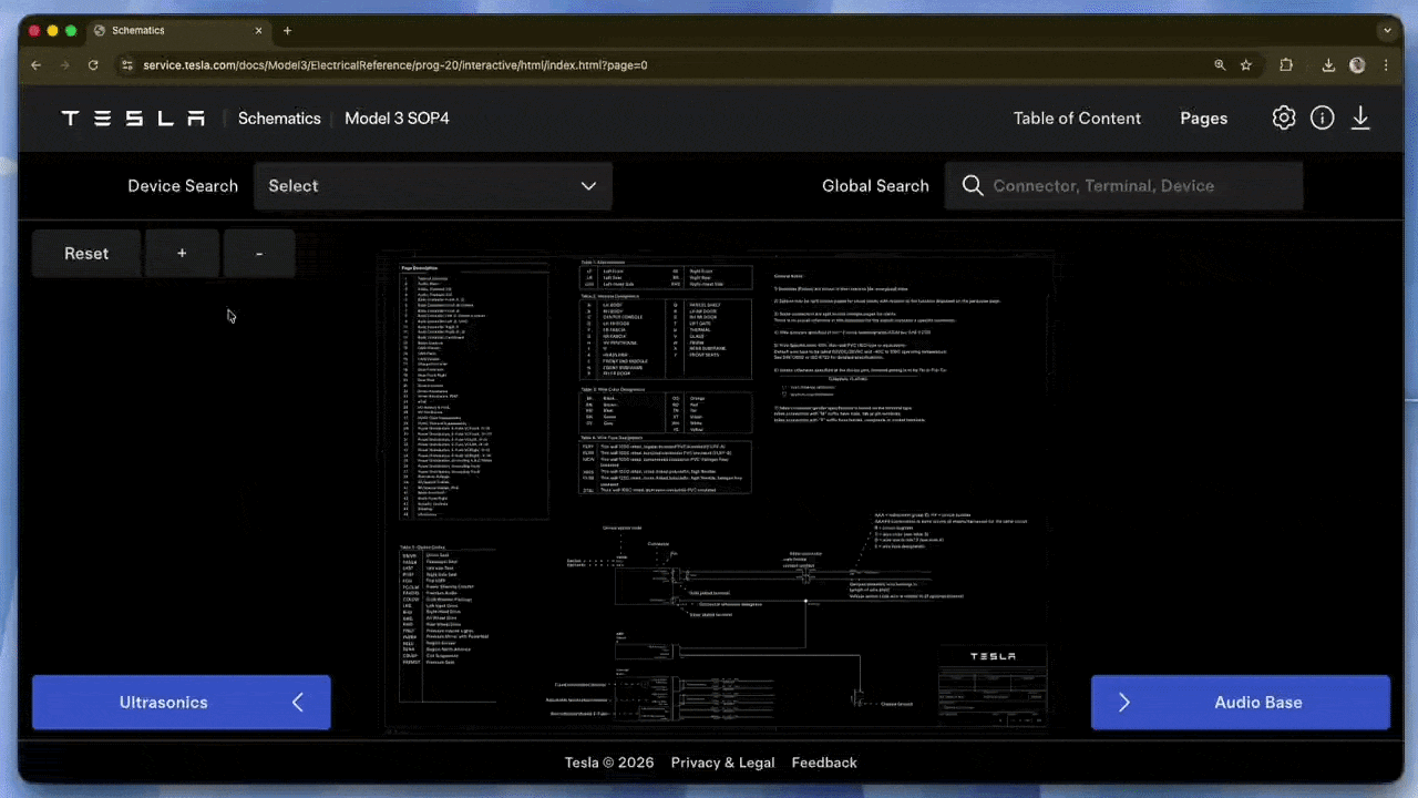 사고 난 테슬라 모델 3에서 컴퓨터를 꺼내 책상 위에서 돌려봤습니다