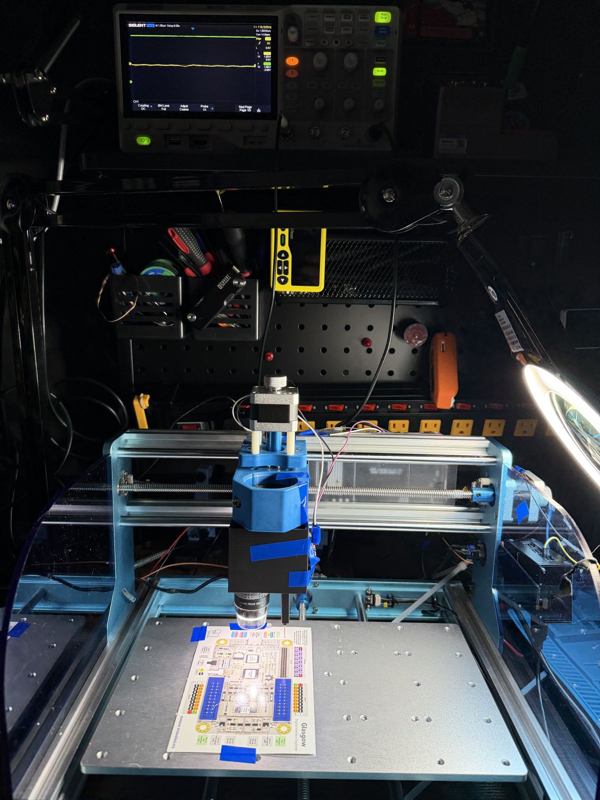 덕트테이프와 중고 카메라로 만든 AI 하드웨어 해킹 로봇팔, Autoprober 이야기